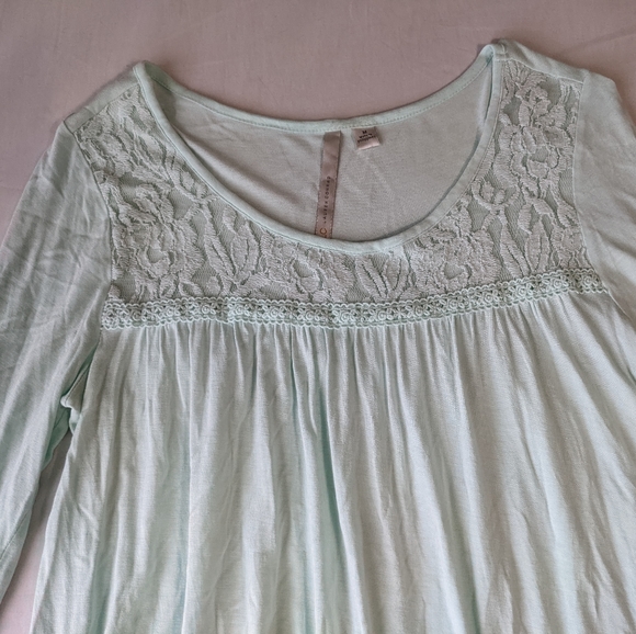 Lauren Conrad Mint Green Flowy Top 3/4 length Sleeve Round Neckline Medium - Picture 2 of 10